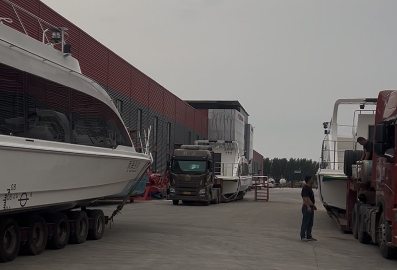 लावाडा® द्वारा भेजे गए अंतर्देशीय यात्री जहाज: एक 21.8 मीटर मोनोहॉल यात्री जहाज और दो 17.8 मीटर मोनोहॉल यात्री जहाज